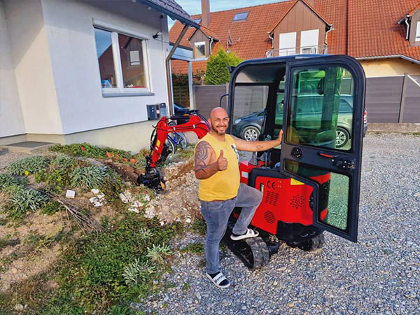 Customer with a blue Qilu tractor